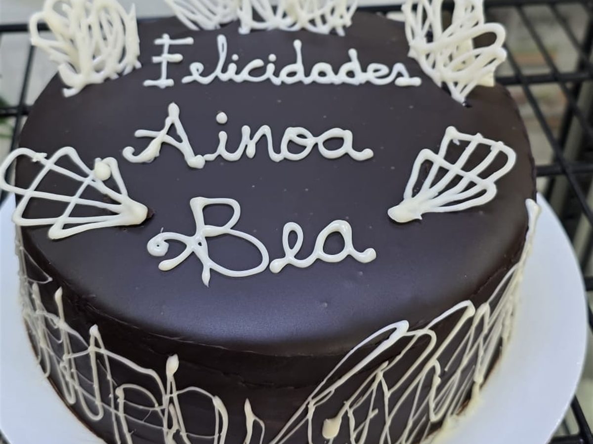 Tarta de chocolate con el nombre escrito a mano